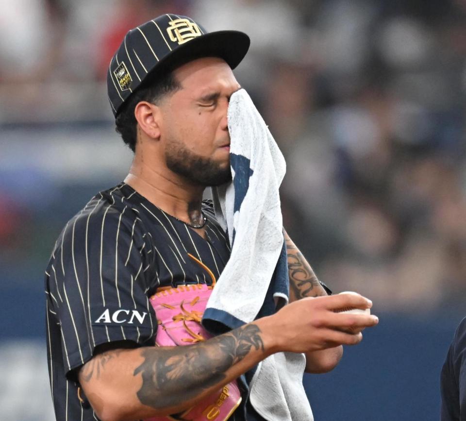 　４回、マウンドで汗をぬぐうエスピノーザ（撮影・飯室逸平）