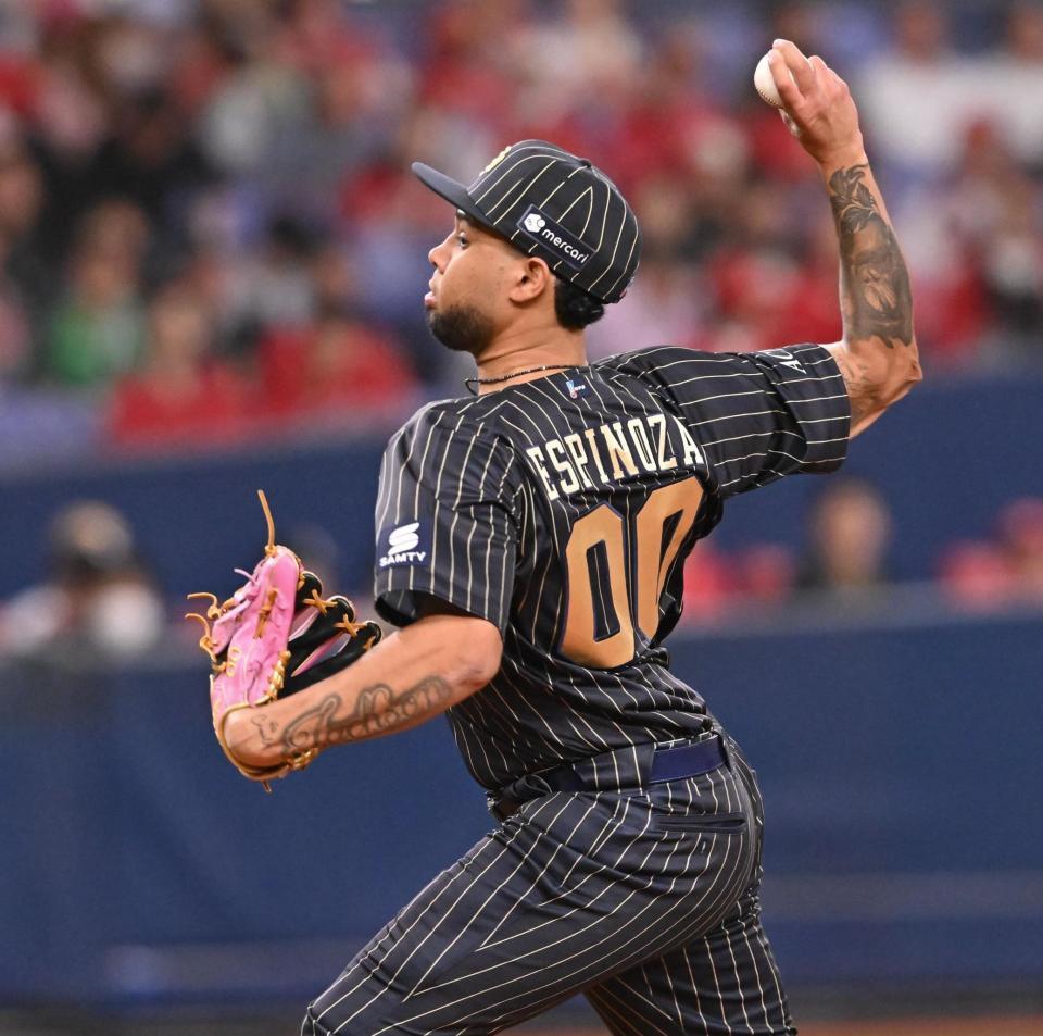 　力投する先発のエスピノーザ（撮影・西田忠信）