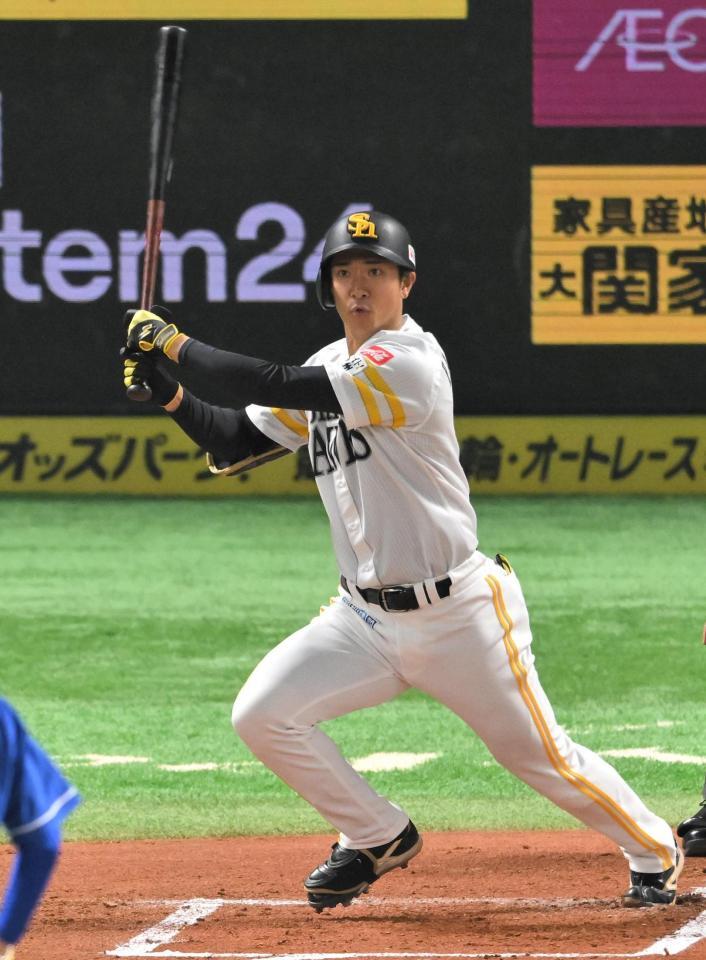 　１回、柳町が右中間に適時二塁打を放つ