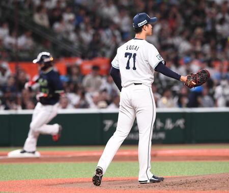 　３回、伊藤に先制ソロを浴び、打球方向を見つめる菅井（撮影・園田高夫）