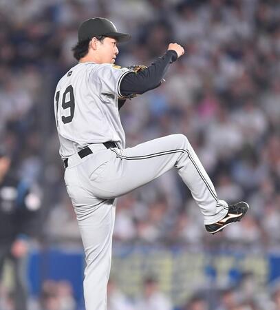 　マウンドで躍動する山崎（撮影・開出牧）