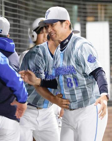 　通算３００勝を達成し、笑顔を見せる三浦監督