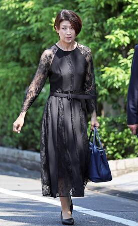 【写真】シースルーの喪服　ブルーのバッグ手に沈痛な表情で弔問する元ＮＨＫアナ