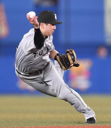 　７回、ソトの内野安打の打球に飛びつき体勢を崩しながら懸命に送球する遊撃手・泉口（撮影・開出牧）