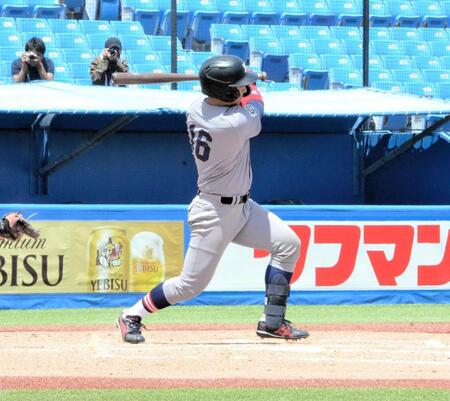 　６回、大学初安打を放つ慶大・清原