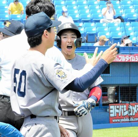 　大学初得点をマークし喜ぶ慶大・清原