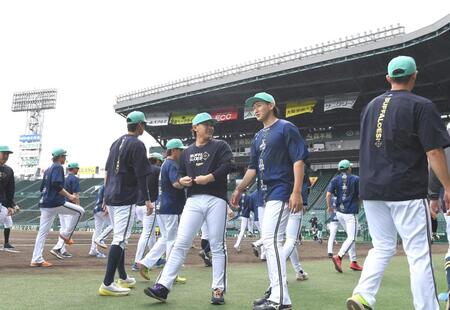 【写真】オリックス　仲良し同級生コンビが甲子園でじゃれ合う　宮城のうれしそうな表情