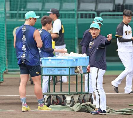 　マウンドに立つ杉本（左）と話す宮城（撮影・立川洋一郎）