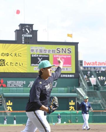 　登板へ向け調製する宮城（撮影・飯室逸平）