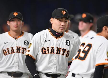 　試合前、ユニホームに背番号「３」の喪章を付けてアップをする丸ら巨人ナイン（撮影・開出牧）