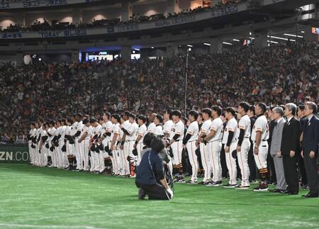 　試合前、黙とうする巨人ナイン（撮影・開出牧）