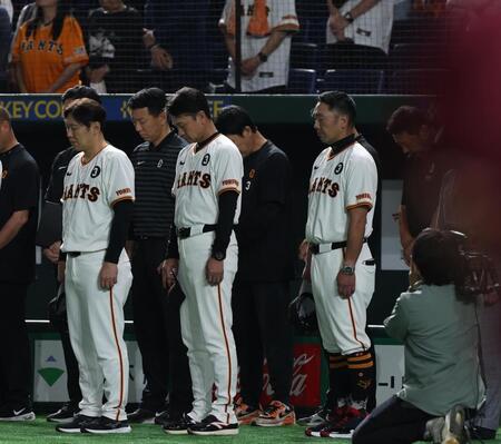 　黙とうする阿部監督（右）＝撮影・佐々木彰尚
