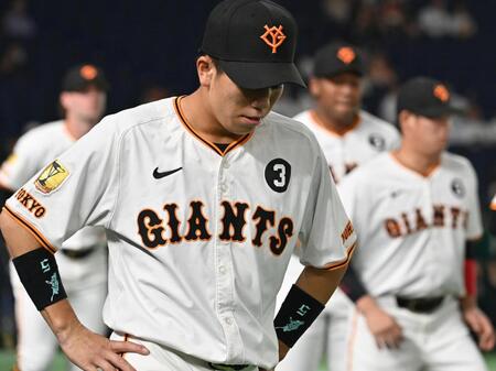 　試合前、胸に「３」の喪章をつけてウオームアップする門脇ら