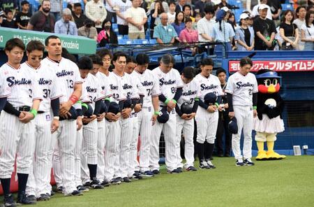 立大時代の思い出の地、神宮球場でも長嶋茂雄さんを黙とう　ヤクルト、ソフトバンクがベンチ前に整列