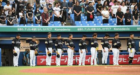 　黙とうする小久保監督（左端）と選手（撮影・佐藤厚）