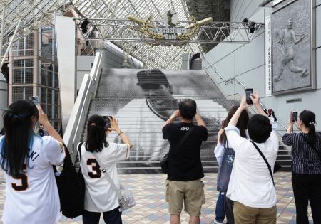 　東京ドームの「長嶋ゲート」で写真を撮るファンら＝６日