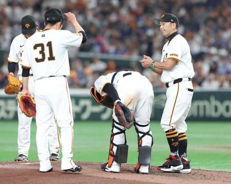 　７回途中、赤星（左）の交代を告げた阿部監督（撮影・佐々木彰尚）