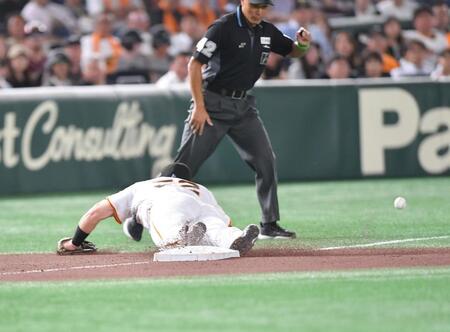 　８回、浅村の左線適時二塁打に飛びつくリチャード（撮影・開出牧）