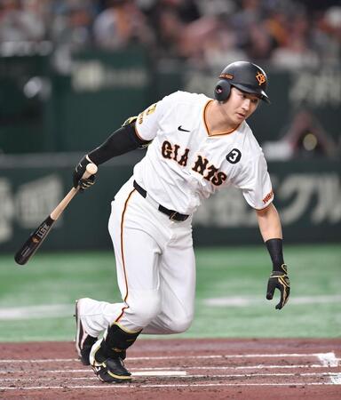 　４回、二飛に倒れた泉口（撮影・開出牧）