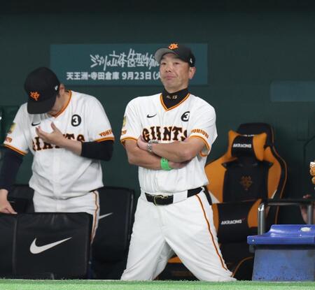 　８回、厳しい表情を見せる阿部監督（撮影・佐々木彰尚）