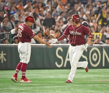　６回、先制ソロを放ちタッチを交わす浅村