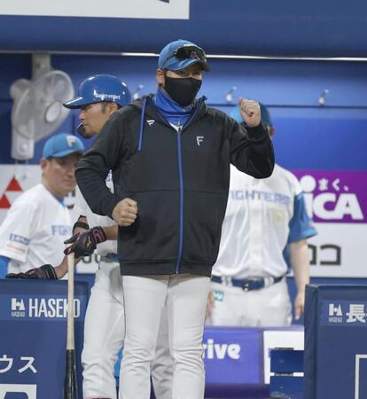 　７回、代走を告げる新庄監督（撮影・金田祐二）