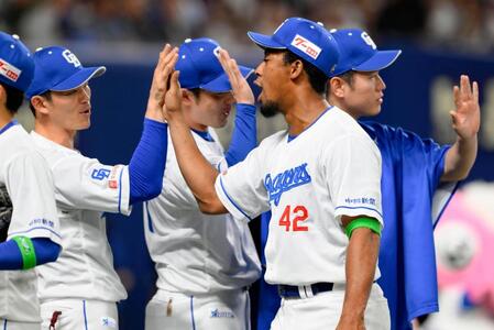 　ロッテに勝利し、タッチを交わすブライト（右から２人目）