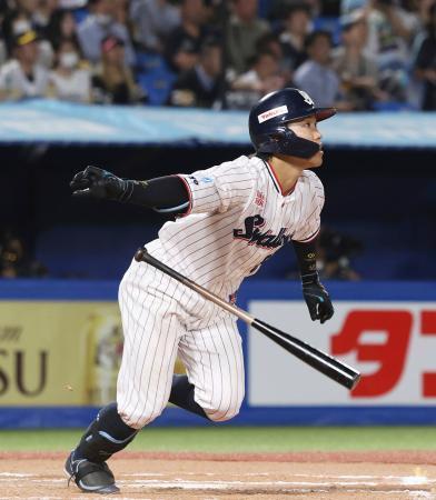 　１０回ヤクルト１死、武岡が右越えにサヨナラ本塁打を放つ＝神宮