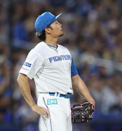 　４回、追加点を赦し厳しい表情の伊藤（撮影・金田祐二）