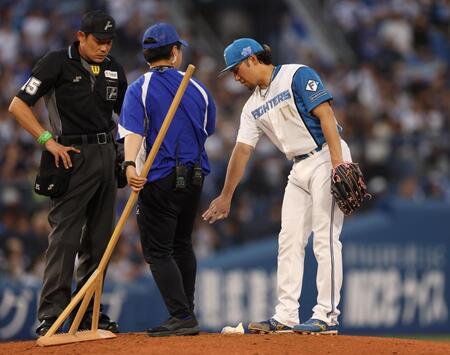 　２回、マウンドの調整を指示する伊藤（撮影・金田祐二）