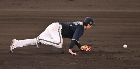 　６回、広岡は村上の打球をはじき内野安打にする（撮影・西田忠信）
