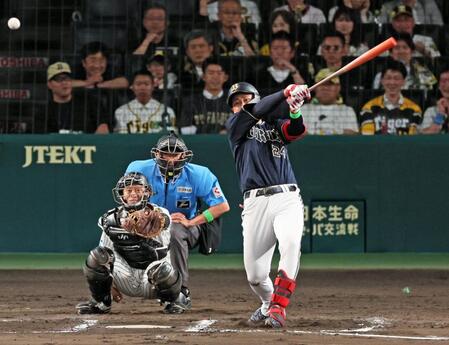 　７回、チーム初安打となる中前打を放つ紅林（撮影・立川洋一郎）