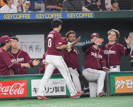 　８回、浅村の左線適時二塁打で三塁から生還しナインとタッチを交わす小深田（手前）＝撮影・開出牧
