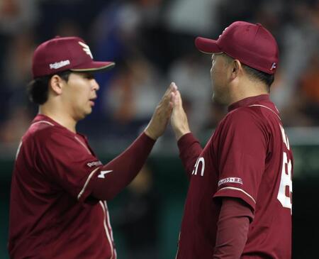 　２打点の浅村（左）を出迎える三木監督（撮影・佐々木彰尚）