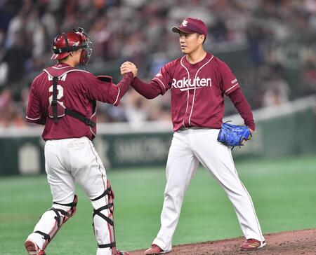 　９回、代打・丸を空振り三振に仕留め、がっちり握手を交わす則本（撮影・開出牧）