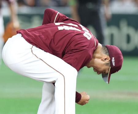 　９回、代打・丸を空振り三振にしとめ叫ぶ則本（撮影・佐々木彰尚）