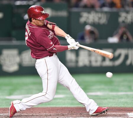 　８回、左線適時二塁打を放つ浅村（撮影・開出牧）