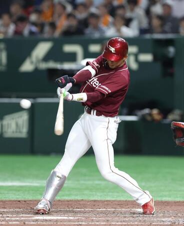 　７回、宗山は左前打を放つ（撮影・佐々木彰尚）