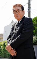 　長嶋茂雄さんの自宅を弔問に訪れ、取材に応じる山本浩二さん