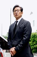 　長嶋茂雄さんの自宅を弔問に訪れ、取材に応じる栗山英樹さん