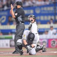 　５回、死球を受け痛みに耐える浅野（手前）＝５日