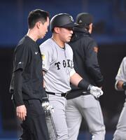 　５回、死球を受け治療のためベンチに戻る浅野（中央）＝５日