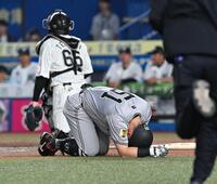 　５回、死球を受けた浅野＝５日