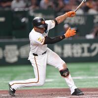 　８回、空振り三振に倒れたヘルナンデス（撮影・開出牧）