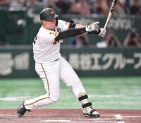 　７回、空振り三振に倒れたリチャード（撮影・開出牧）