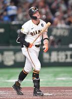 　６回、中飛に倒れたキャベッジ（撮影・開出牧）