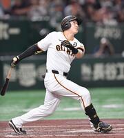 　４回、二飛に倒れた泉口（撮影・開出牧）