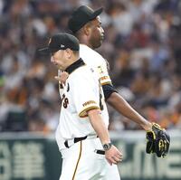 　８回途中、バルドナード（右）を交代させた阿部監督（撮影・佐々木彰尚）