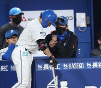 　５回、伊藤にアドバイスする新庄監督（撮影・金田祐二）