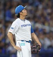 　４回、追加点を赦し厳しい表情の伊藤（撮影・金田祐二）